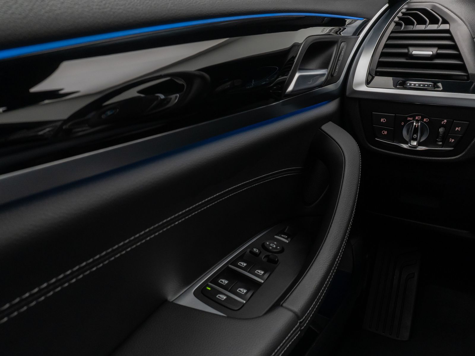 Fahrzeugabbildung BMW X3 xD30e Panorama HUD DAB HiFi Komfort Sport 20"