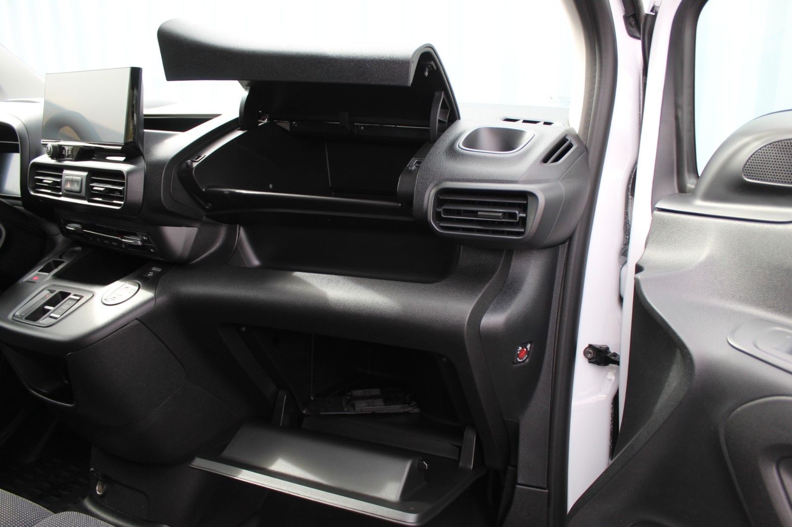 Fahrzeugabbildung Opel Combo Cargo Elektro11KW*Navi*SHZ*PDC*RFK*Holzbod