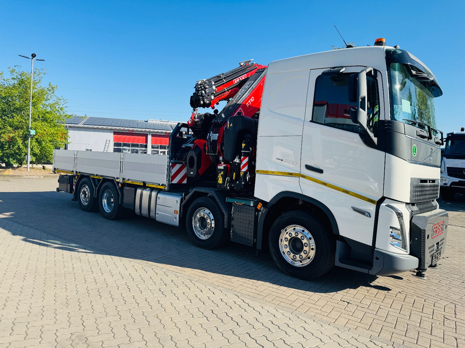Fahrzeugabbildung Volvo FH 500 8x2 mit F710RA.2.27 L426 und V20 Winde