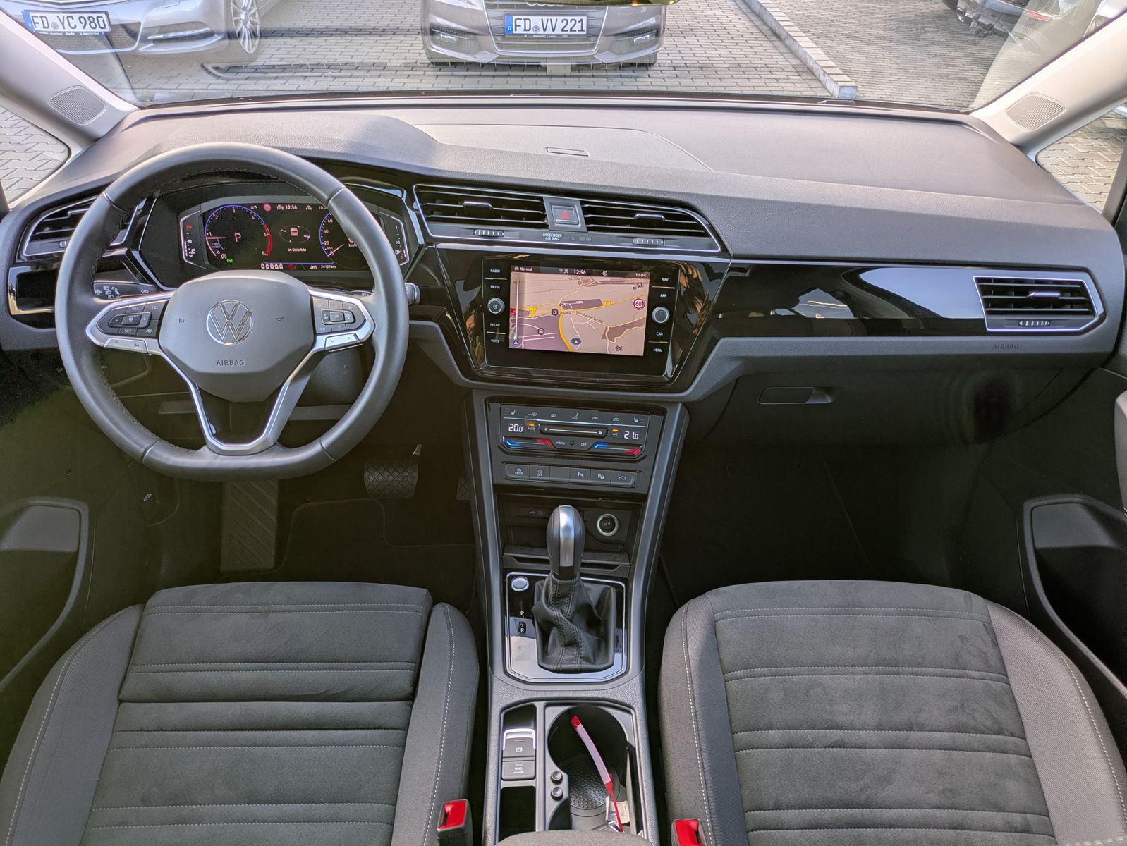 Fahrzeugabbildung Volkswagen Touran 2.0 DSG R-Line High. Pano 7-Si IQ.Dri AHK