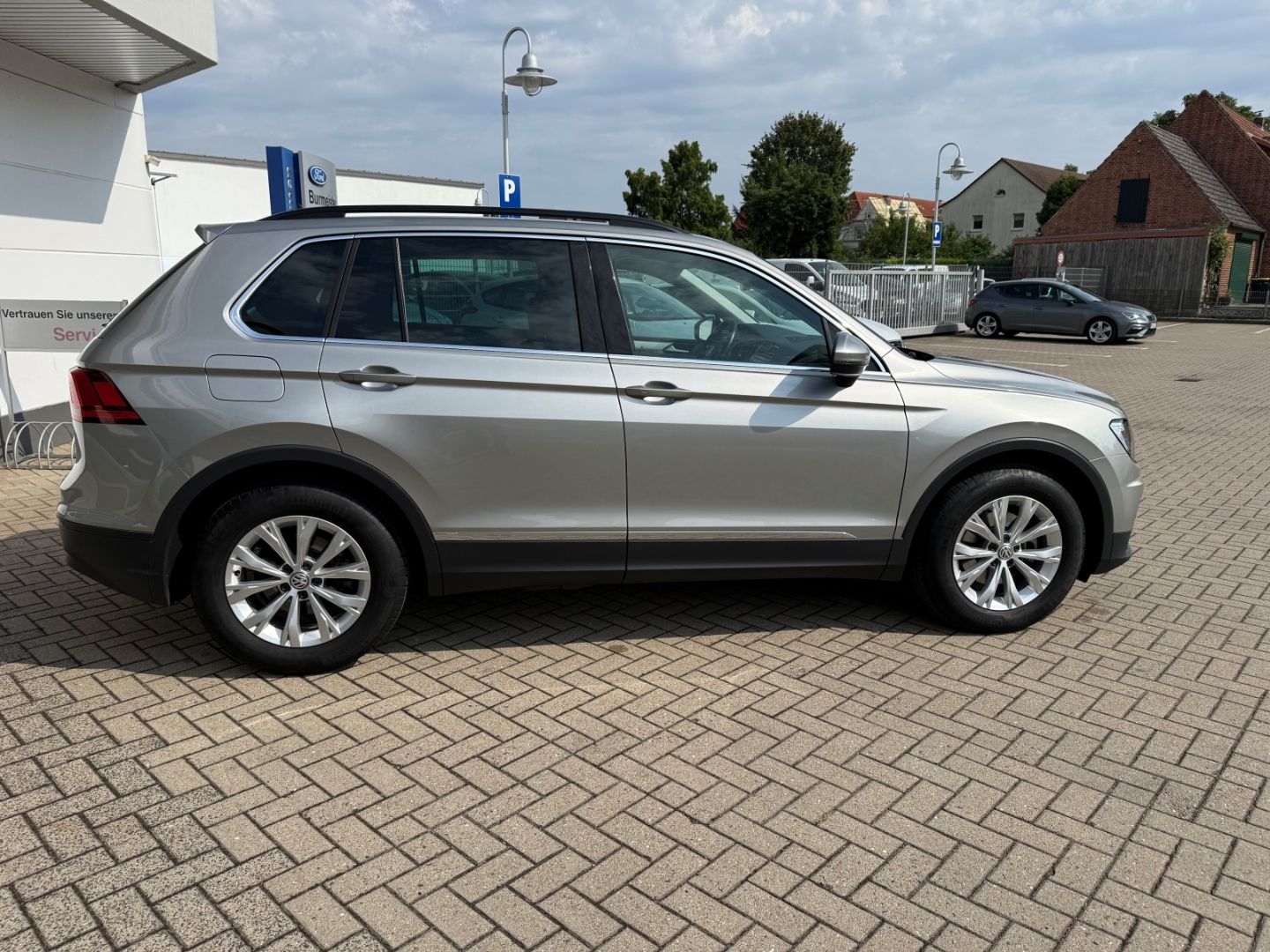 Fahrzeugabbildung Volkswagen Tiguan Comfortline ACC Navi LED PDC RFK WiPa Sic