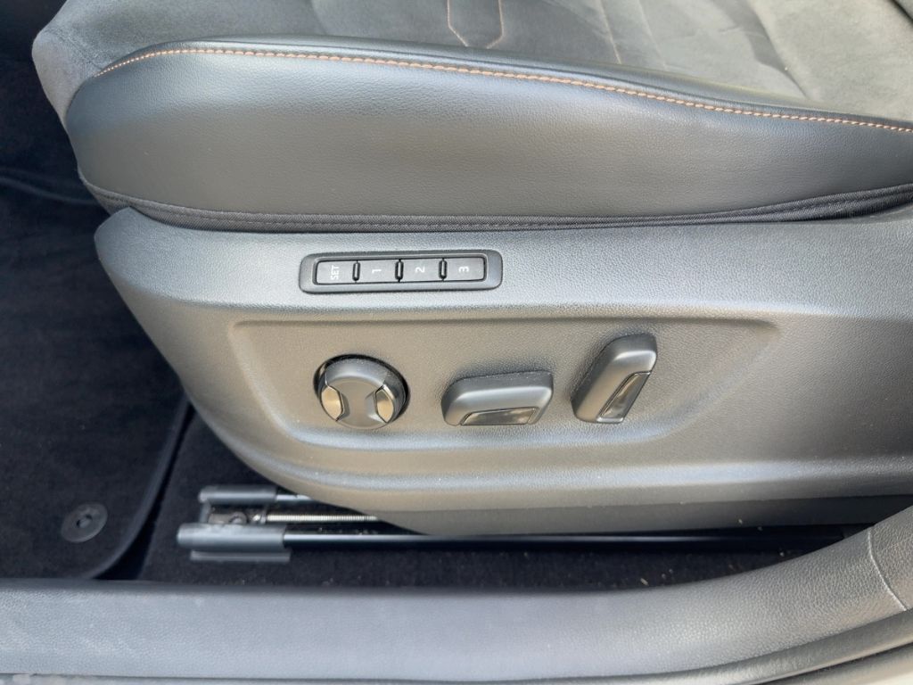 Fahrzeugabbildung CUPRA Ateca VZ LED WINTER PANORAMADACH RÜKFAHRKAMERA