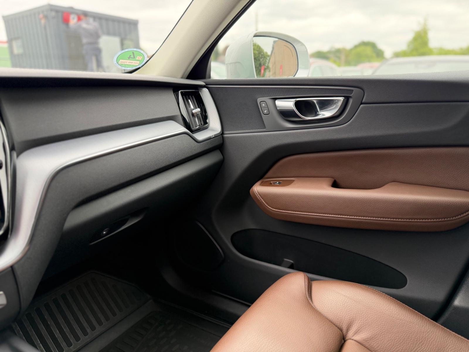 Volvo XC60 Momentum Pro*LEDER*ACC*LED*SENSUS*APPLECAR