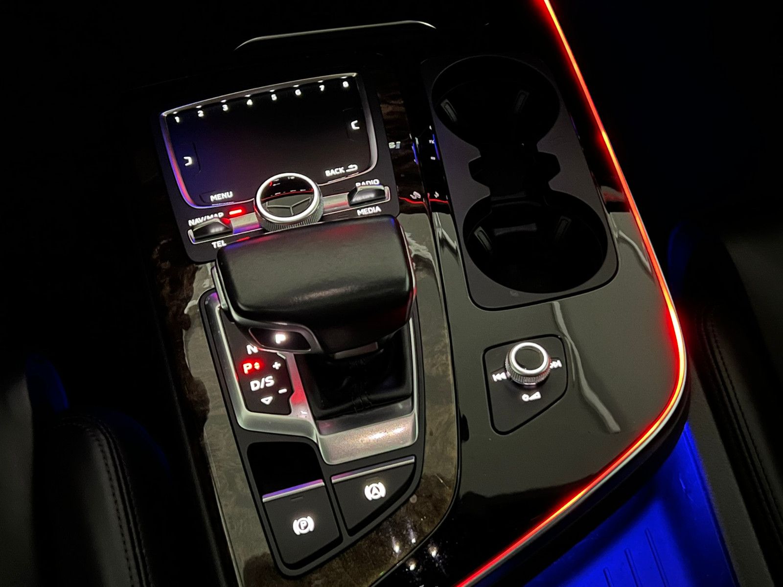 Fahrzeugabbildung Audi Q7 3.0 TDI Quattro/S-LINE/AHK/AMBI+/PANO/7-SITZ