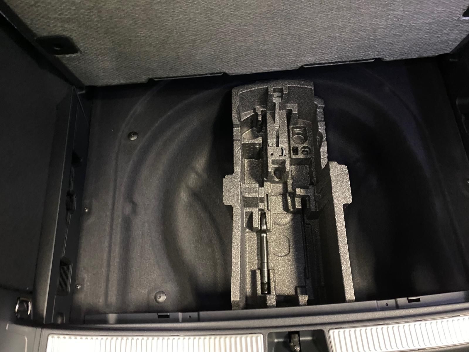 Fahrzeugabbildung Volkswagen Passat Variant 1.5 eTSI Elegance AHK+MATRIX+ACC+
