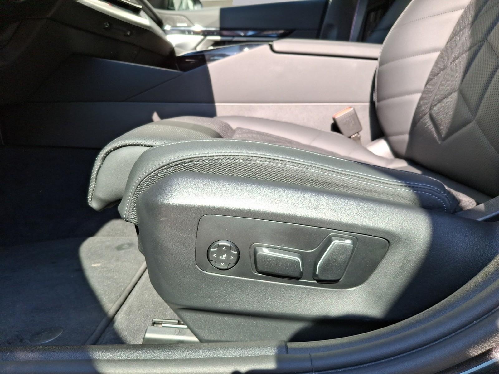 BMW i5 xDrive40 Touring M Sportpaket Pro AHK Driving