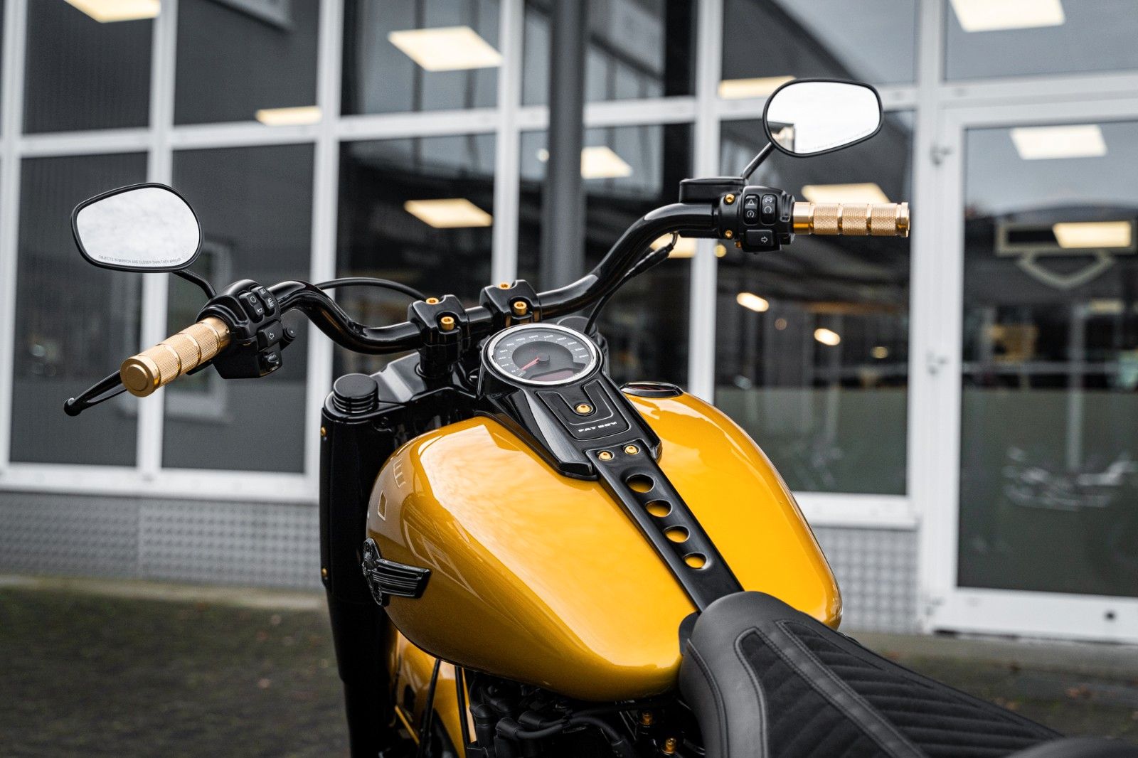 Fahrzeugabbildung Harley-Davidson GOLD DARK FAT BOY FLFBS 114 MY24 - JEKILL&HYDE -
