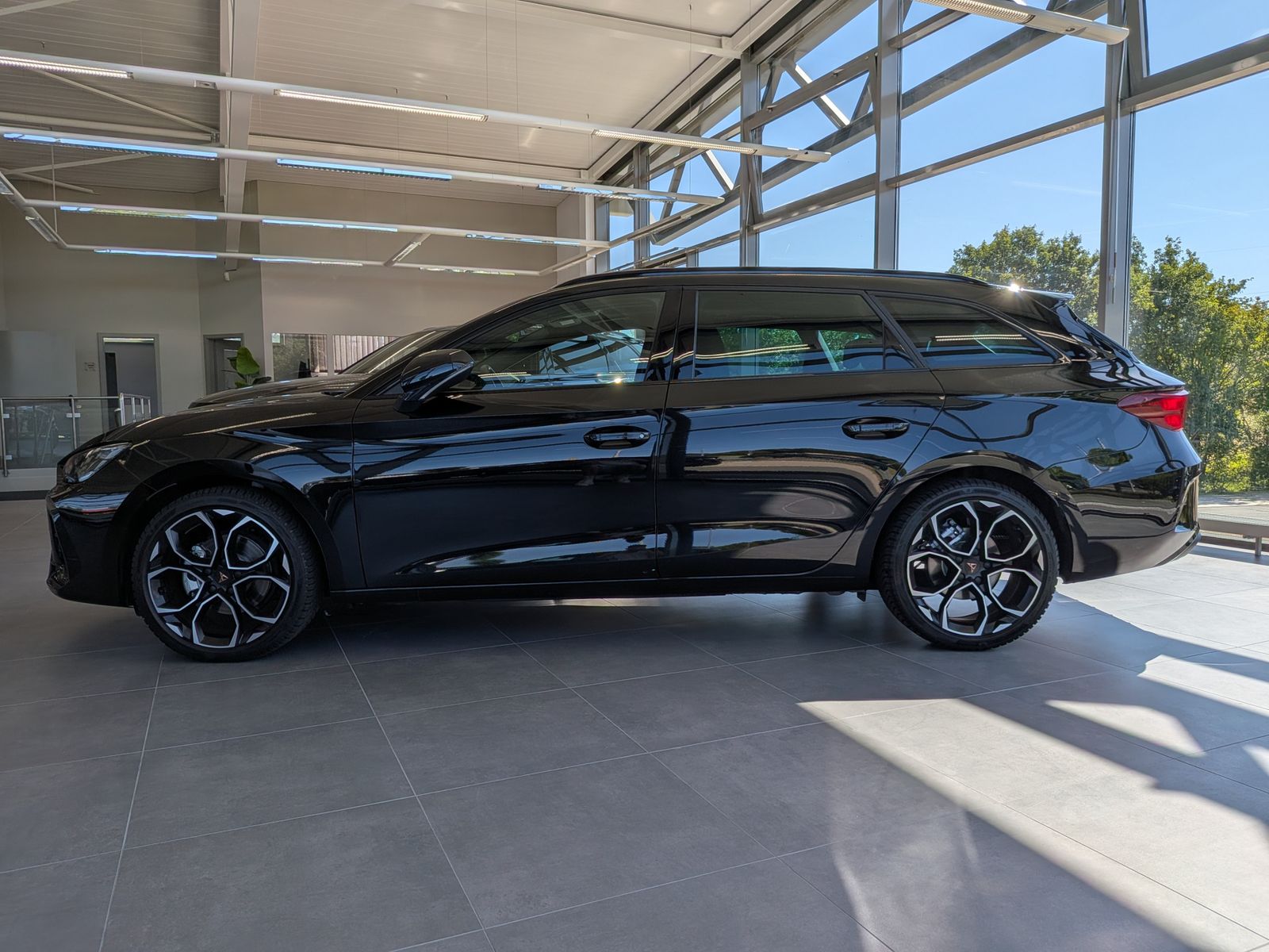 Fahrzeugabbildung CUPRA Leon 1.5 eTSI Dynamic-Edge-Paket Pano Cam AHK 18