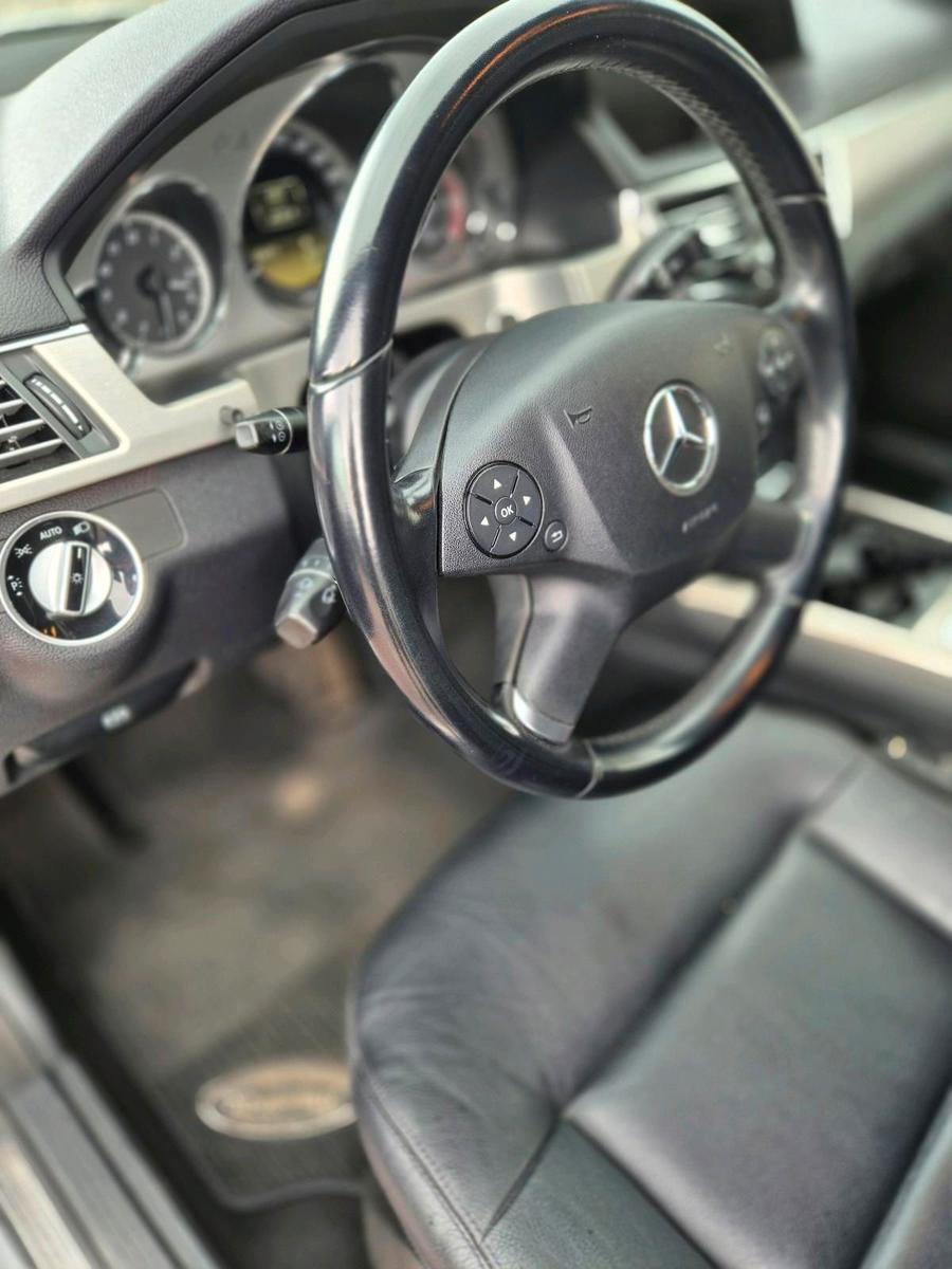 Mercedes-Benz  2011 — photo 14