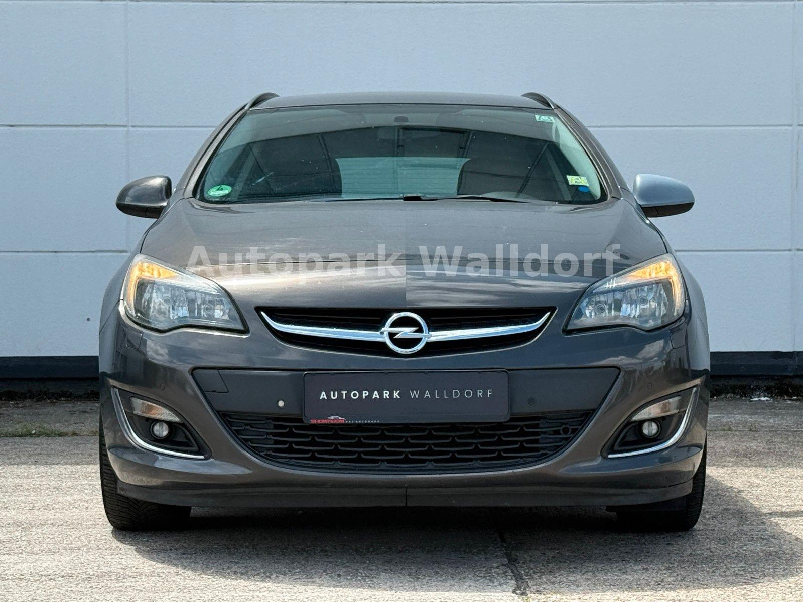 Opel Astra 2013 — interior