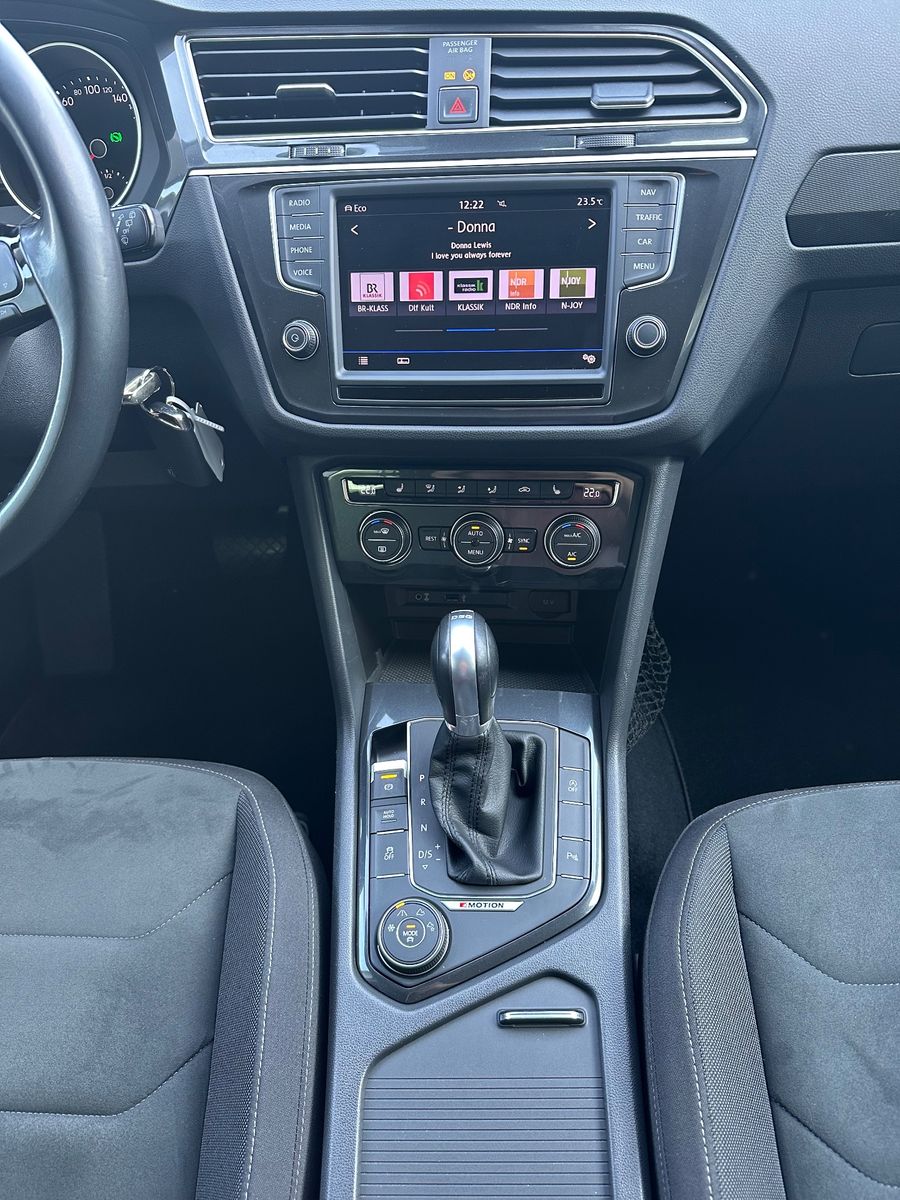 Fahrzeugabbildung Volkswagen Tiguan 1.4 TSI DSG 4M NAV+LED+SHZ+HUD+ACC+AHK