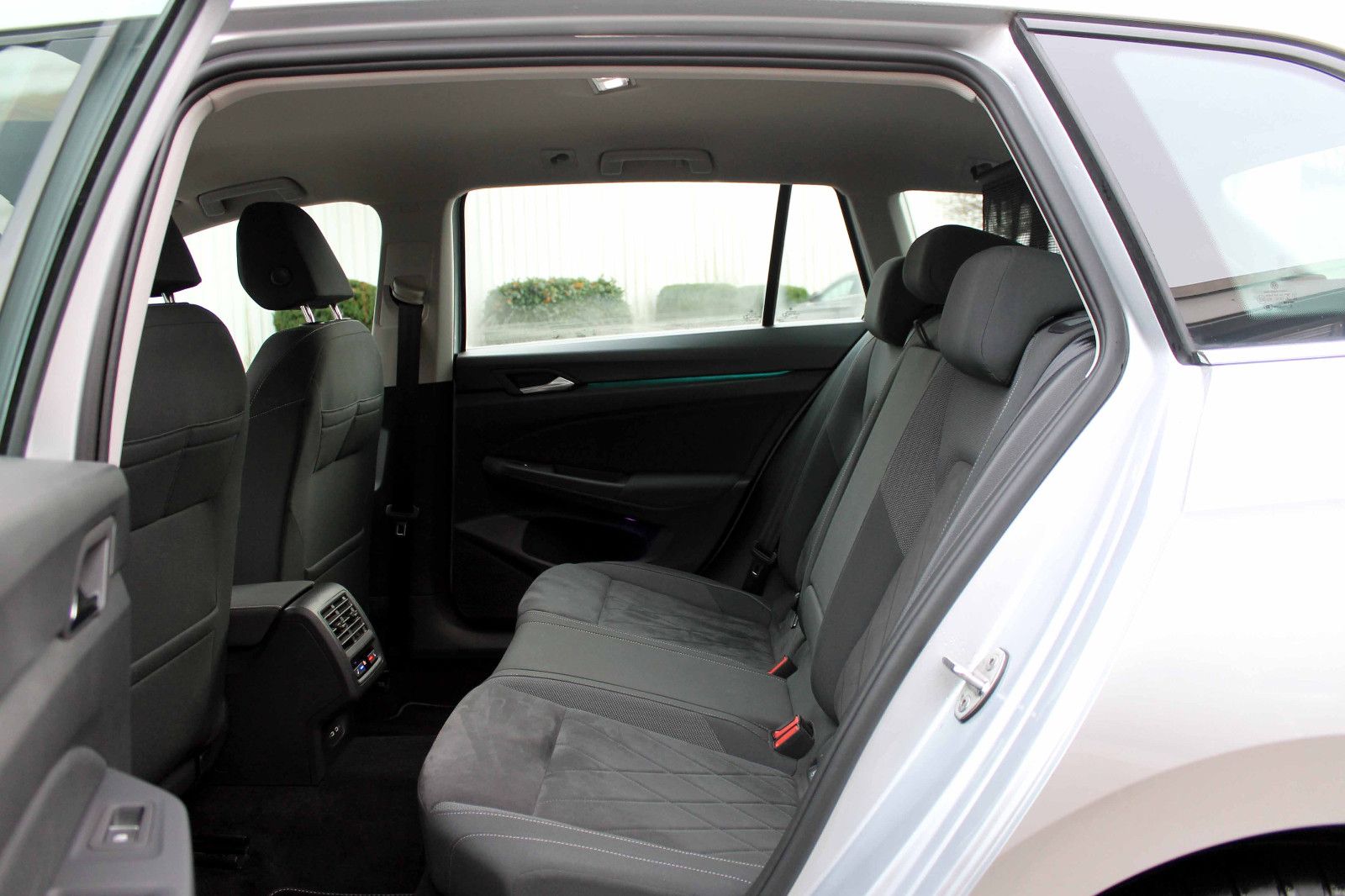 Fahrzeugabbildung Volkswagen Golf Variant 2.0TDI DSG Style AHK ACC KAM LED BT