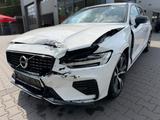 Volvo V60 T6 PHEV AWD RECHERGE 251KW XENIUM PAKET - Volvo V60 Unfallwagen