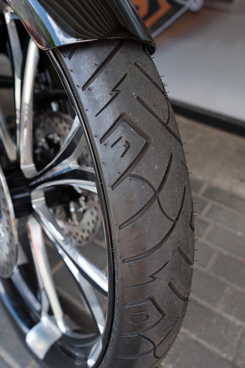 Fahrzeugabbildung Harley-Davidson Road Glide FLTRX 117 mit 26" Vorderrad JEKILL
