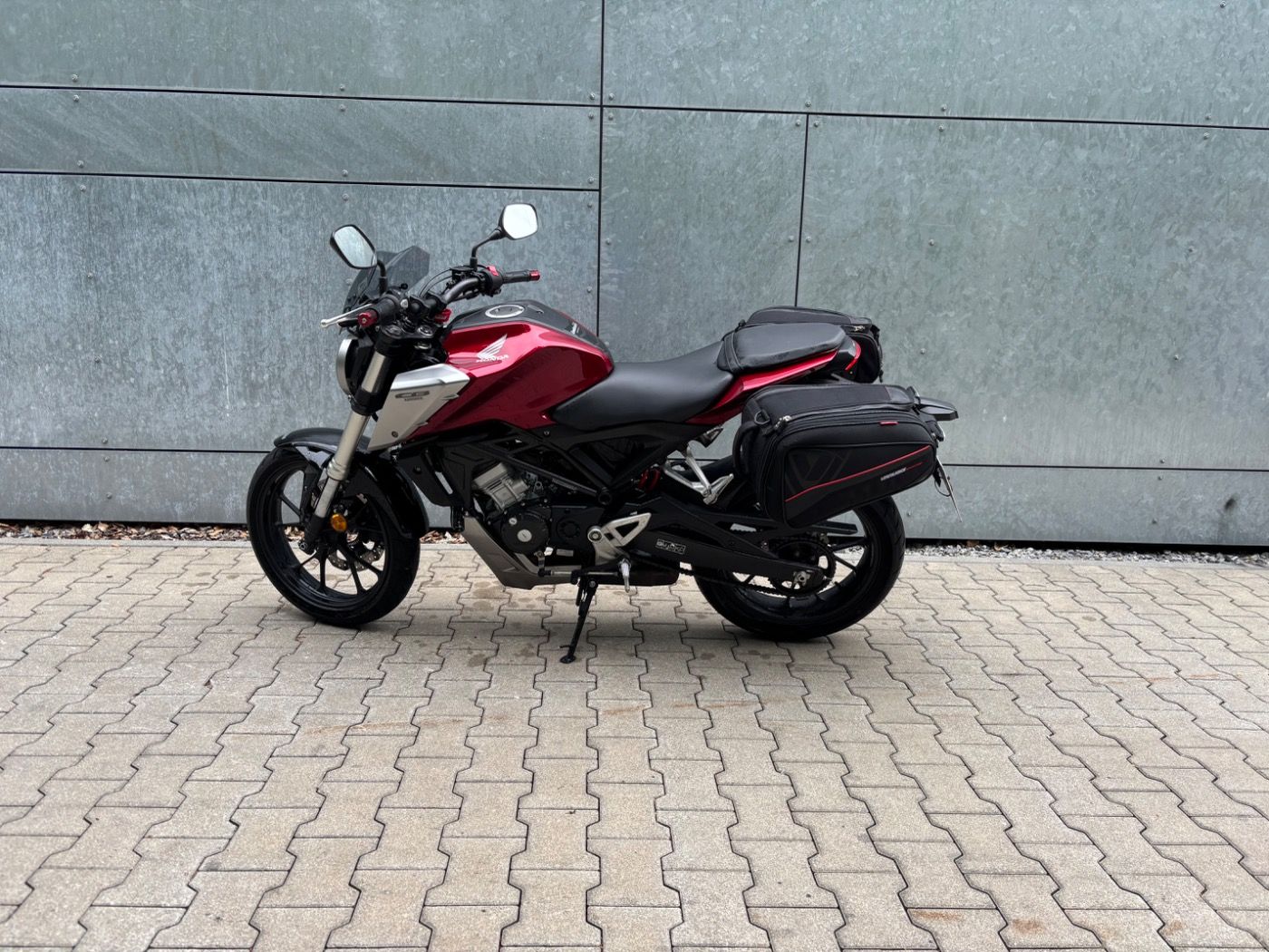 Fahrzeugabbildung Honda CB 125 R, Koffer, Windschild