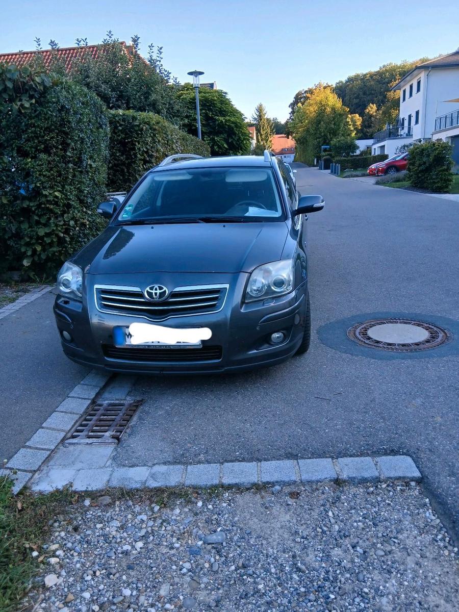 Toyota Avensis 2006 — rear view