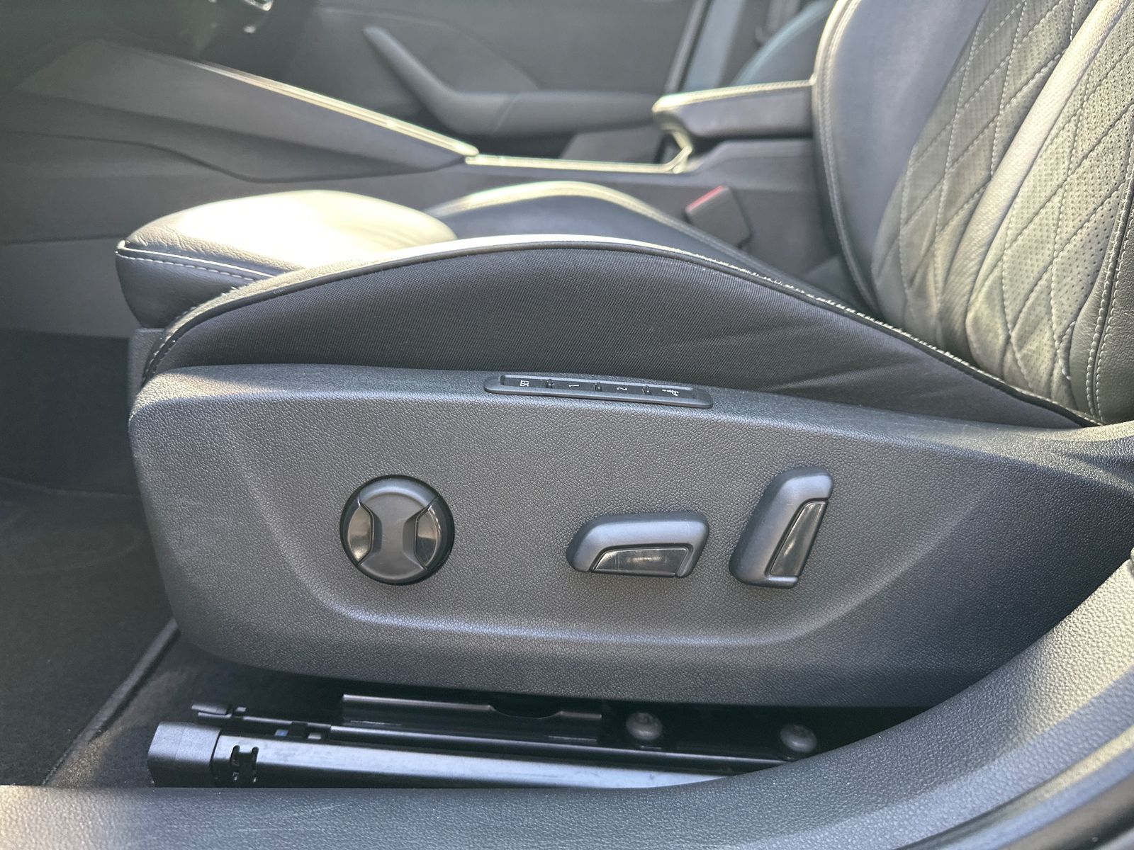 Fahrzeugabbildung SKODA Octavia Combi 2.0 TDI RS 4x4 NAV+LED+PANO+KAMERA