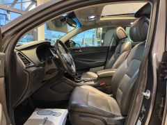HYUNDAI Tucson 2.0 4WD PANO NAVI CAM LEDER AHK 2.HAND