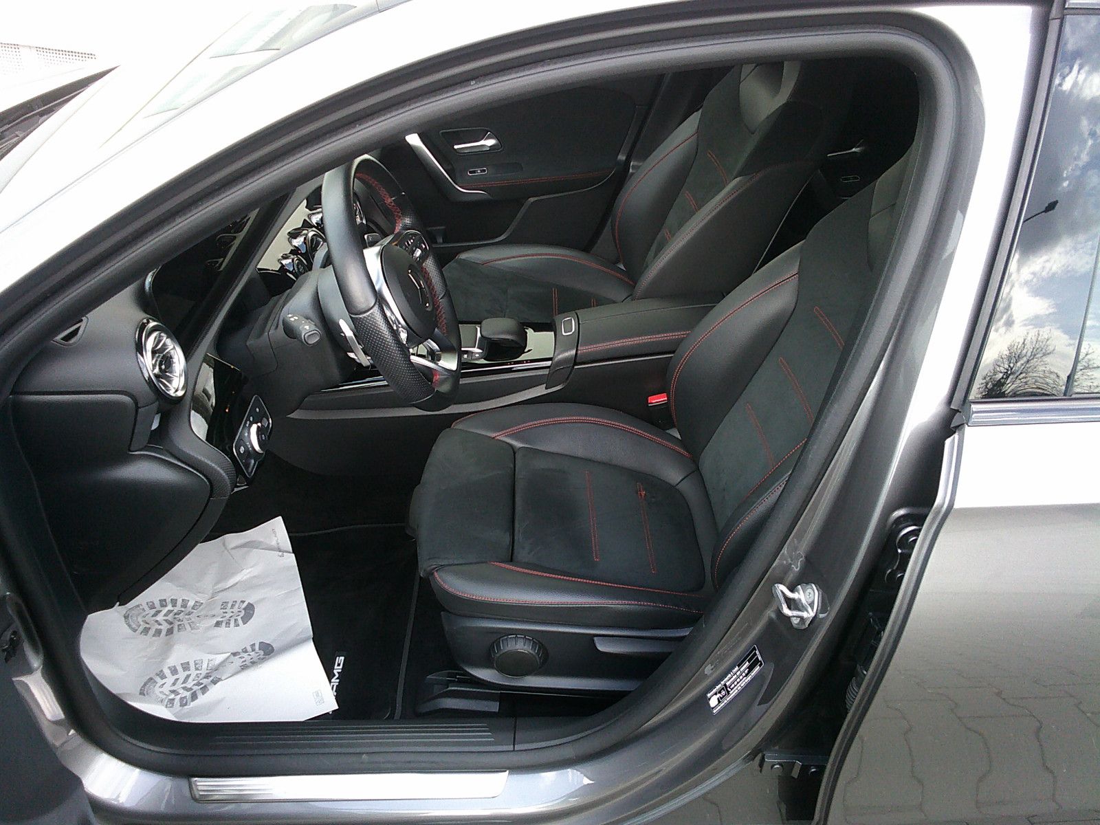 Fahrzeugabbildung Mercedes-Benz A 250 e AMG / Night-Paket