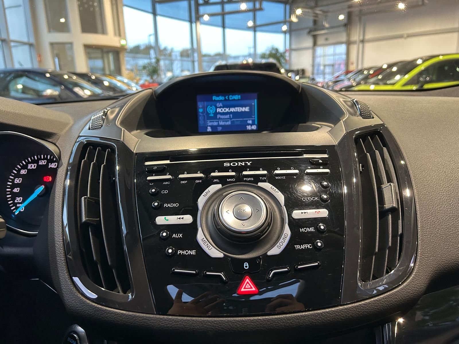 Fahrzeugabbildung Ford Kuga Individual 4x4 PANO AHK NAVI