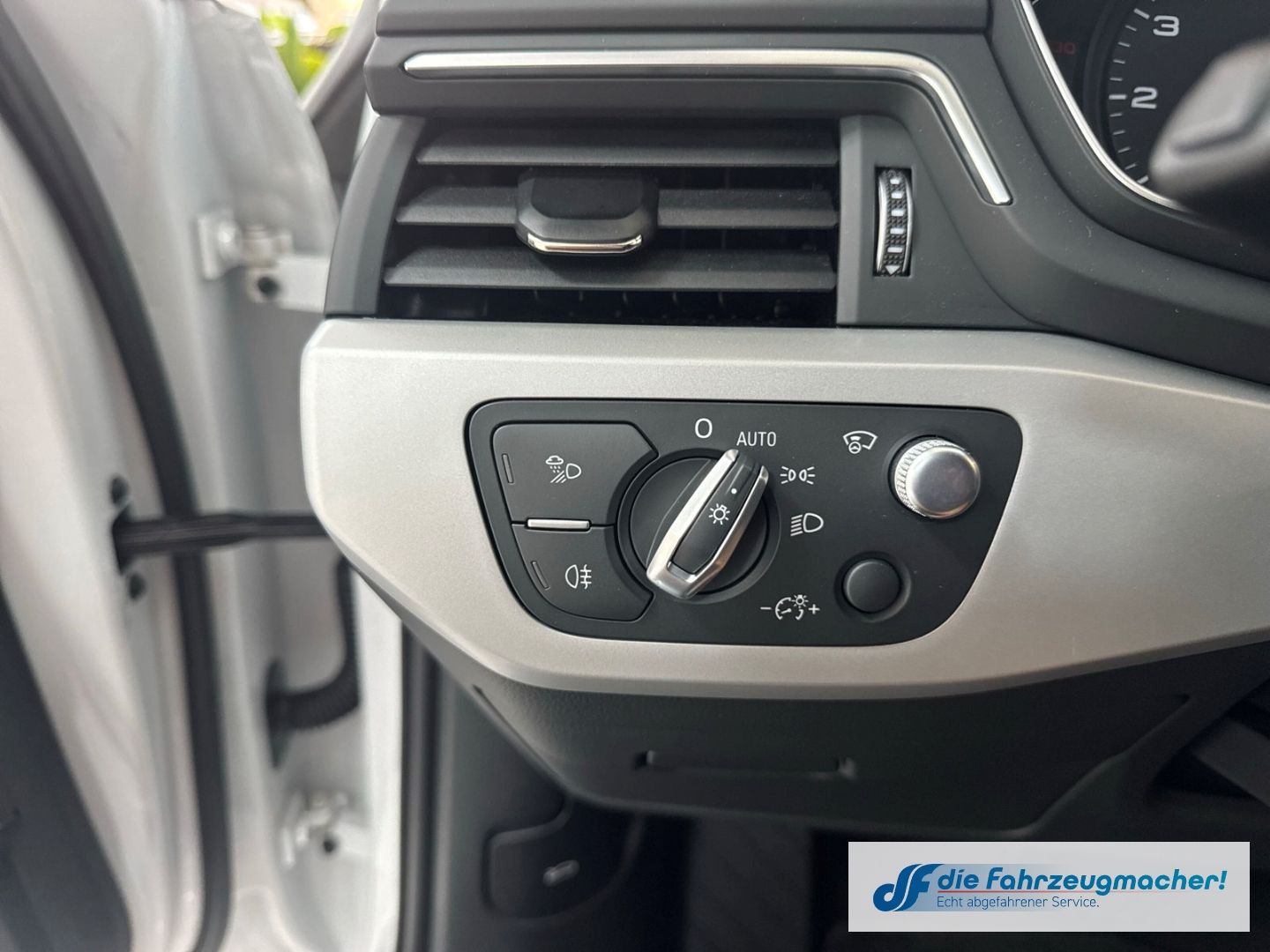 Fahrzeugabbildung Audi A4 Avant 40 TFSI advanced HUD Navi Soundsystem L