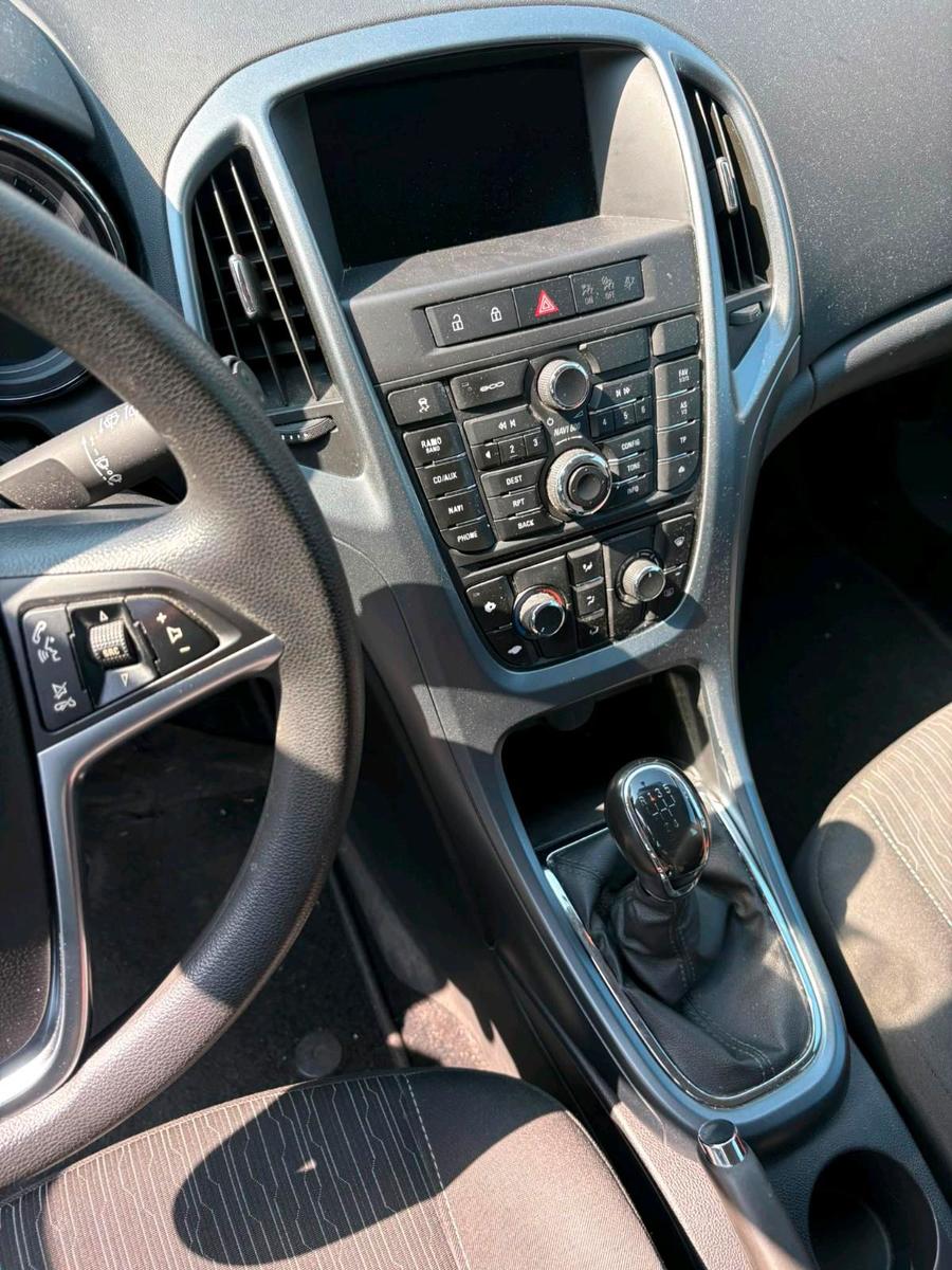Opel Astra 2013 — photo 10