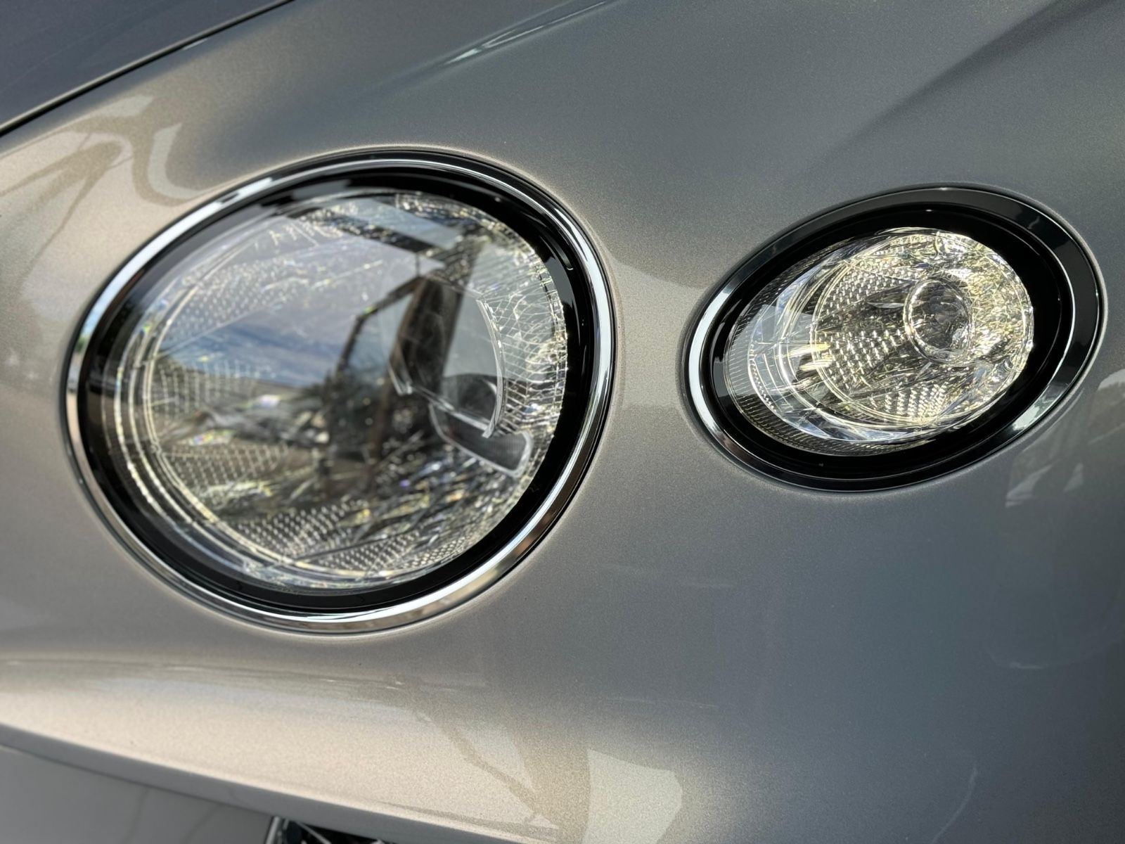 Fahrzeugabbildung Bentley Continental GT 6.0 W12 4WD AKRAPOVIC MASSAGE