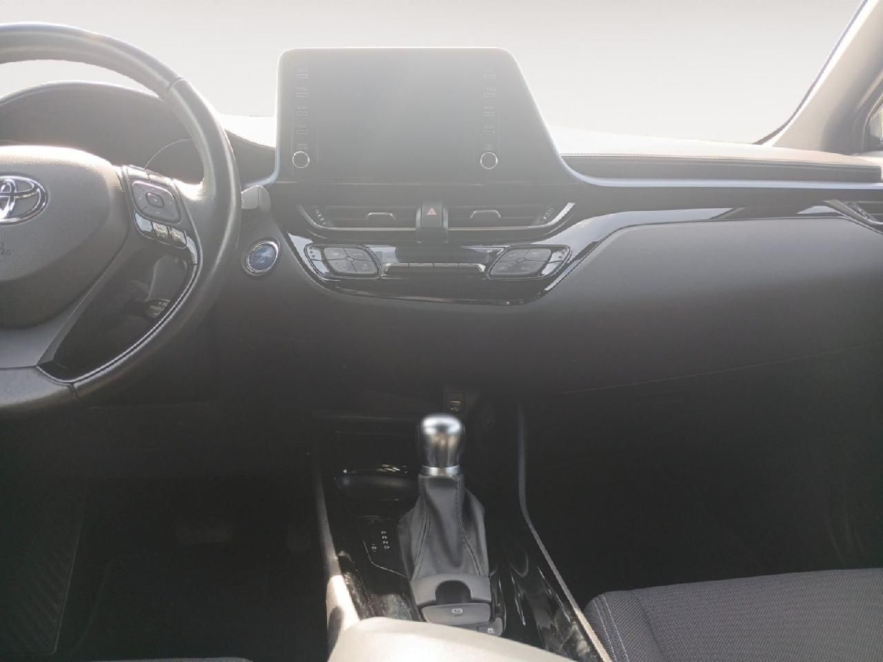 Fahrzeugabbildung Toyota C-HR Hybrid Team D