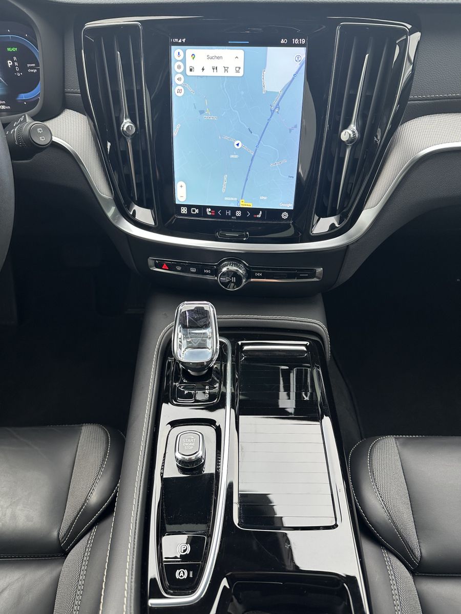 Fahrzeugabbildung Volvo V60 Ultimate Plug-In Hybrid AWD NAV+LED+PANO+ACC