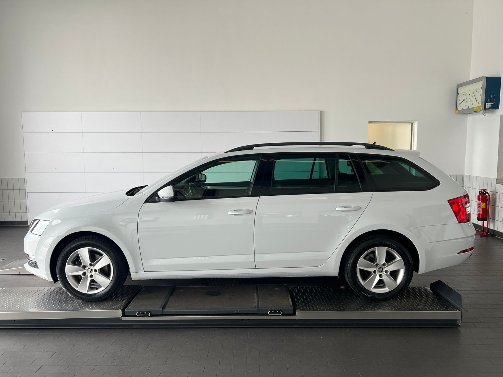 Fahrzeugabbildung SKODA Octavia III Combi Tour 2.0 TDI *AHK, Navi, 16''-