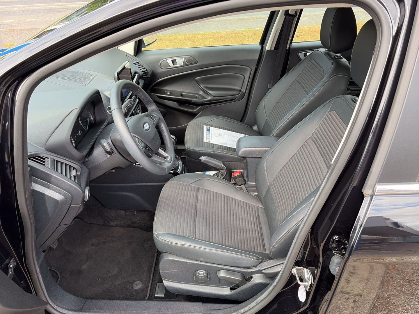 Fahrzeugabbildung Ford EcoSport Titanium, Navi, Sitzheizung, Ganzjahres