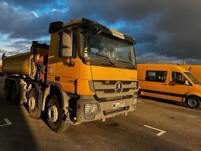 Mercedes-Benz 3244/8x4  Zweiseitenkipper mit PK 18502 Ladekran