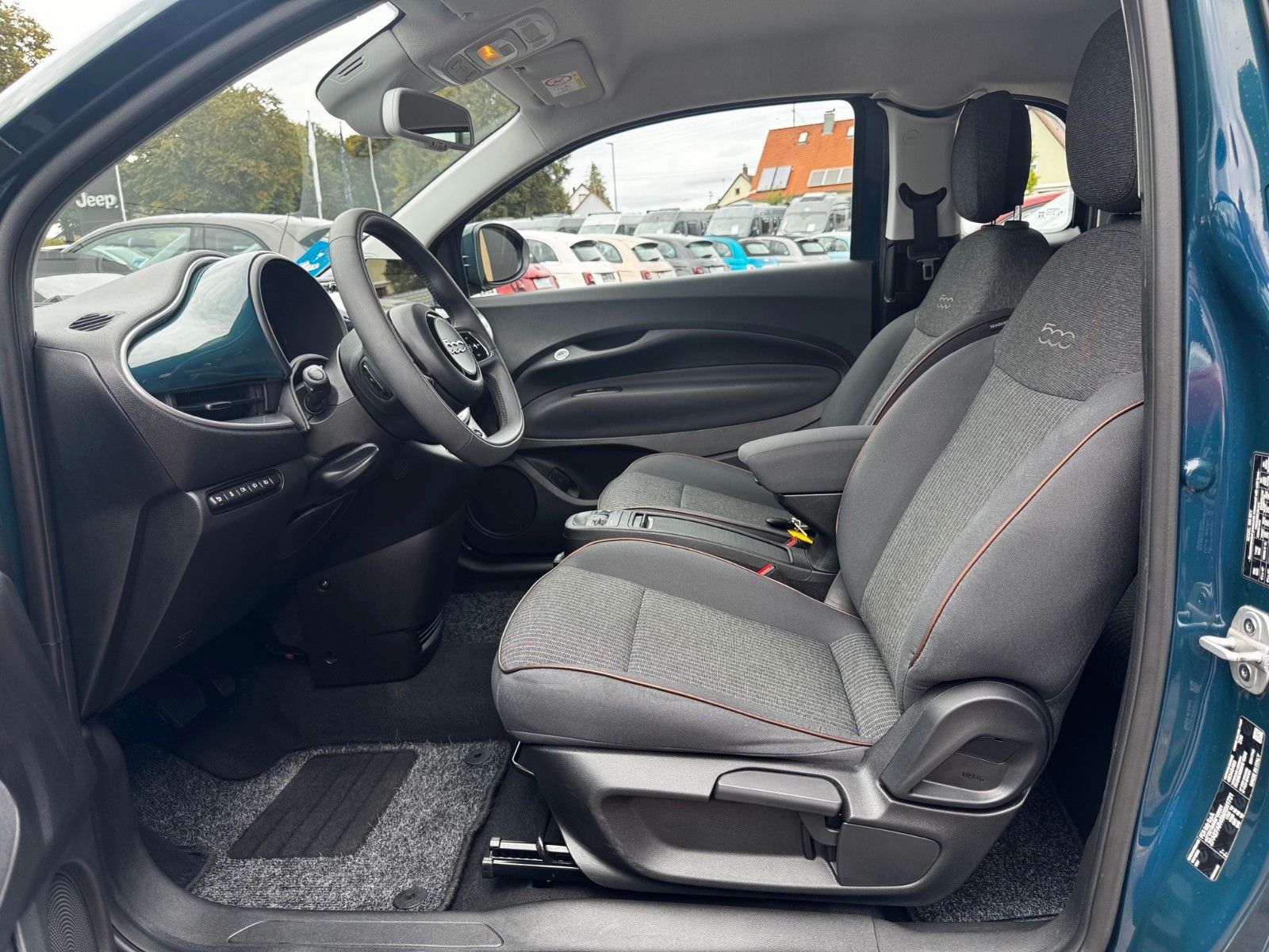 Fahrzeugabbildung Fiat 500e 3+1 Icon NAVI TOTWINKEL LED KLIMAAUT.