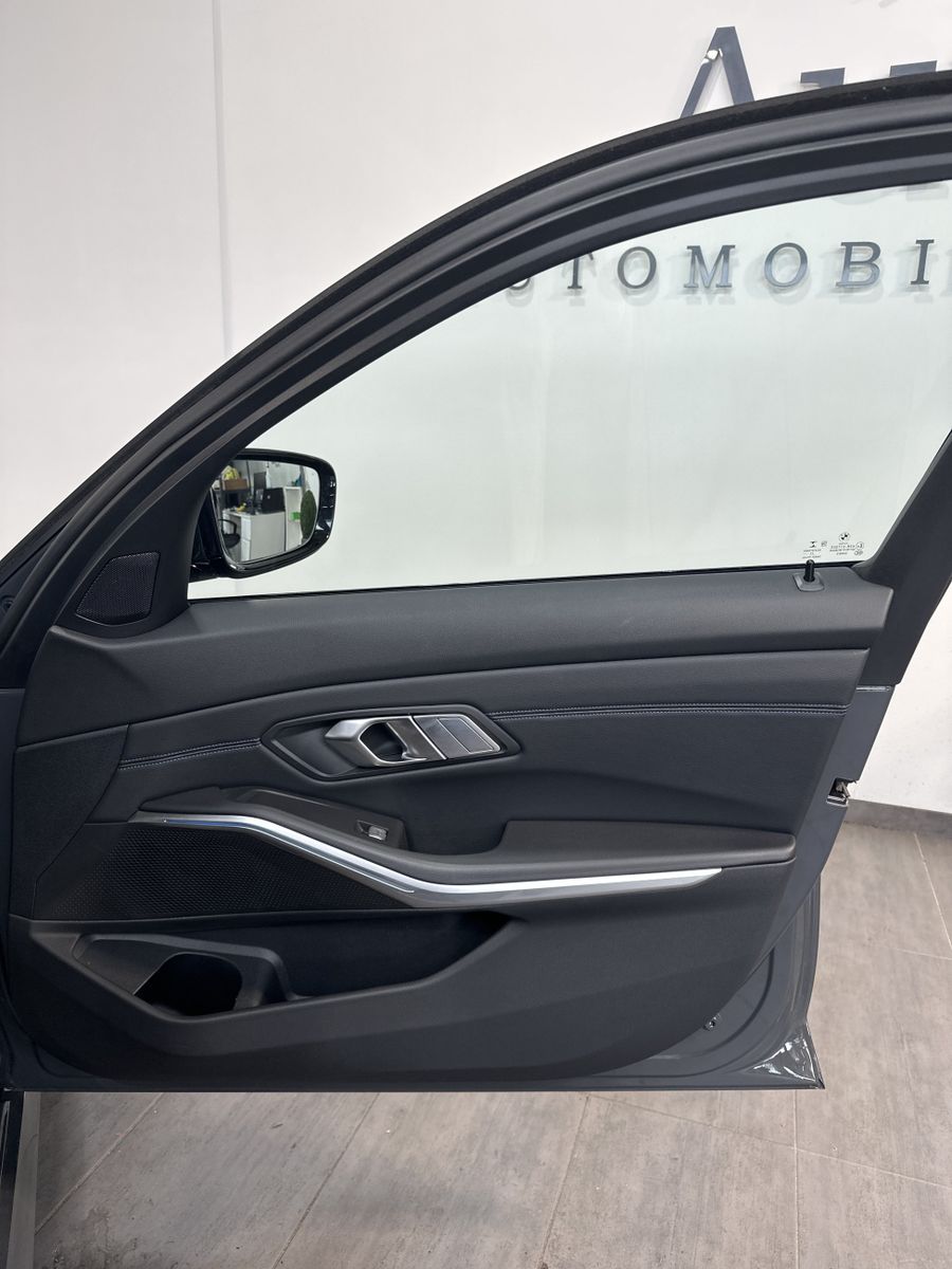 Fahrzeugabbildung BMW 330e Touring xDrive M-Sport NAV+LED+PANO+AHK+SHZ