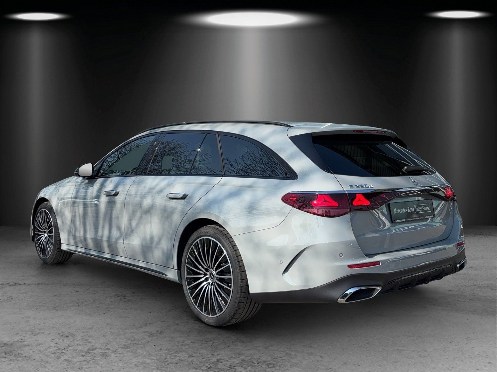Fahrzeugabbildung Mercedes-Benz E220d T AMG Prem+ AIRMATIC Masage HYPER FahrAssi