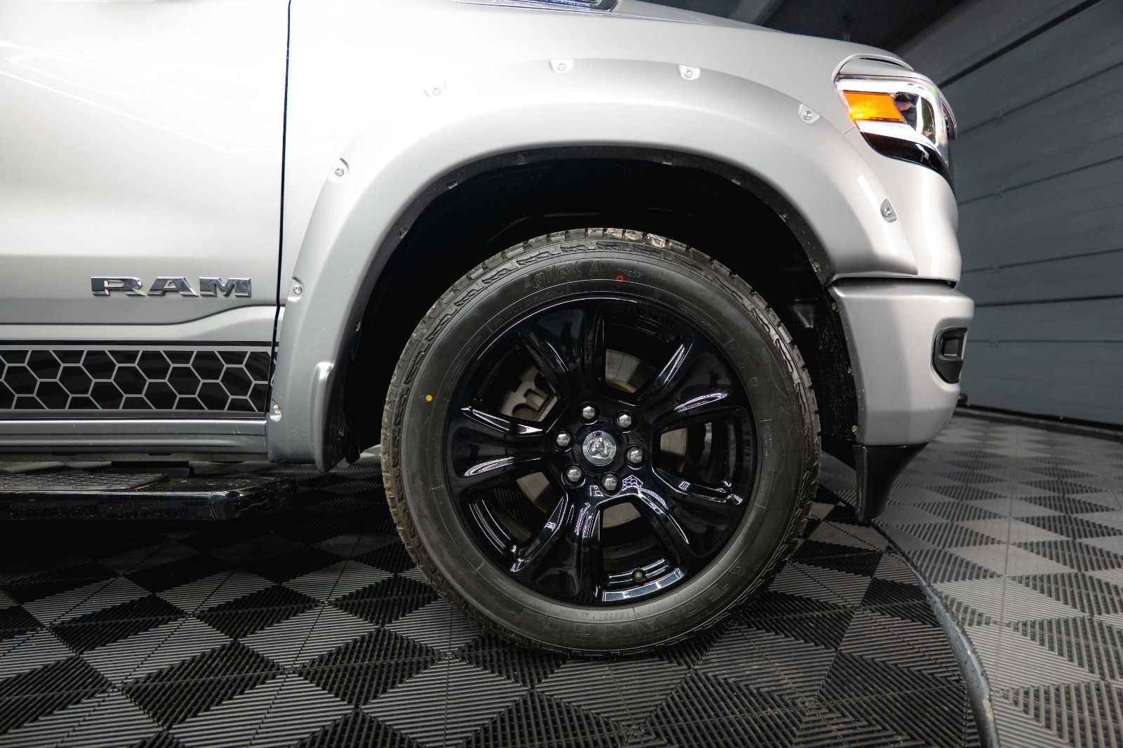Fahrzeugabbildung Dodge RAM 5.7 V8 HEMI 4x4 Night LARAMIE LONGBED 19%