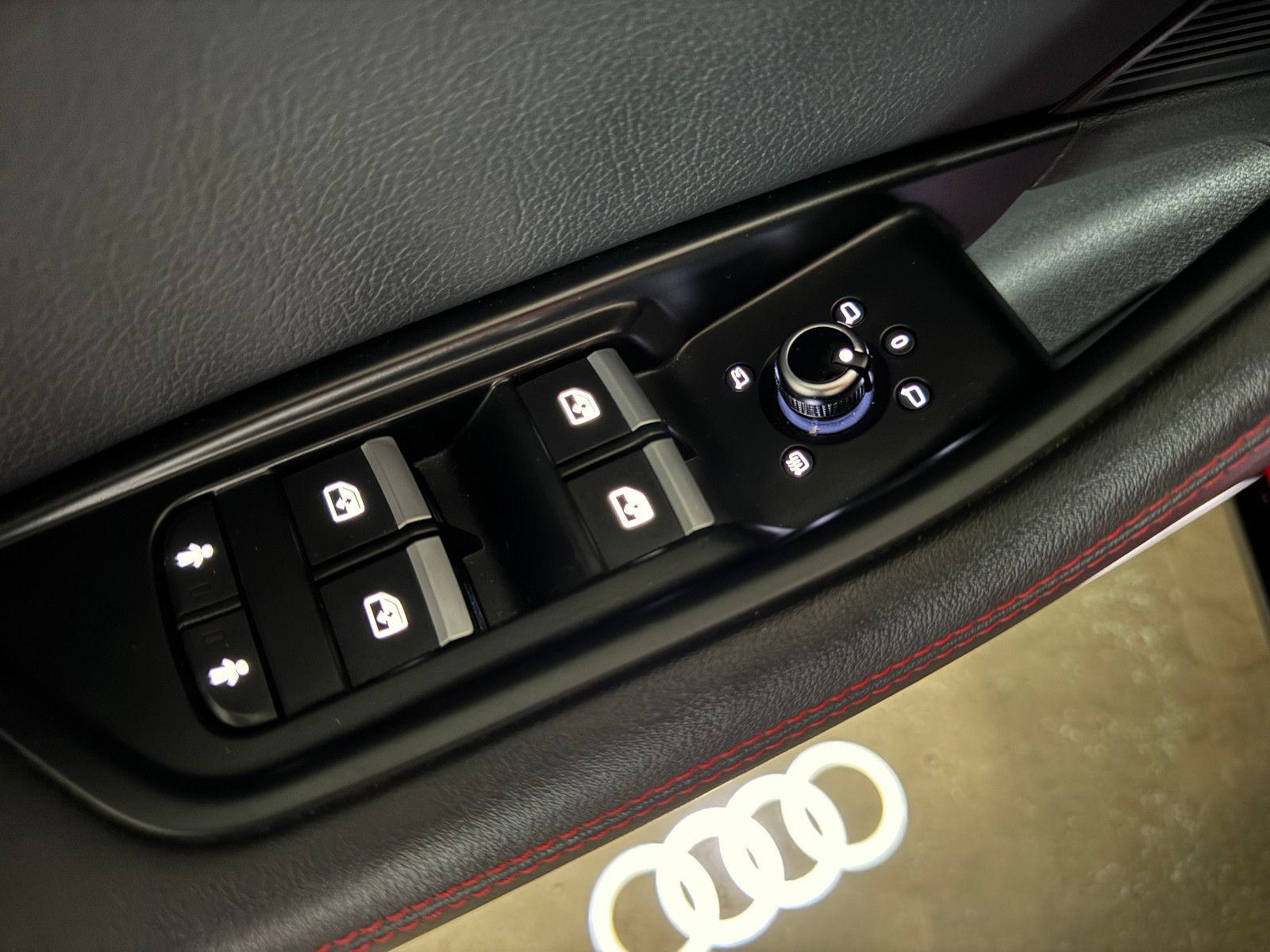 Fahrzeugabbildung Audi A4 2.0 TFSI G-TRON 3X S-LINE BLACK EDITION VOLL