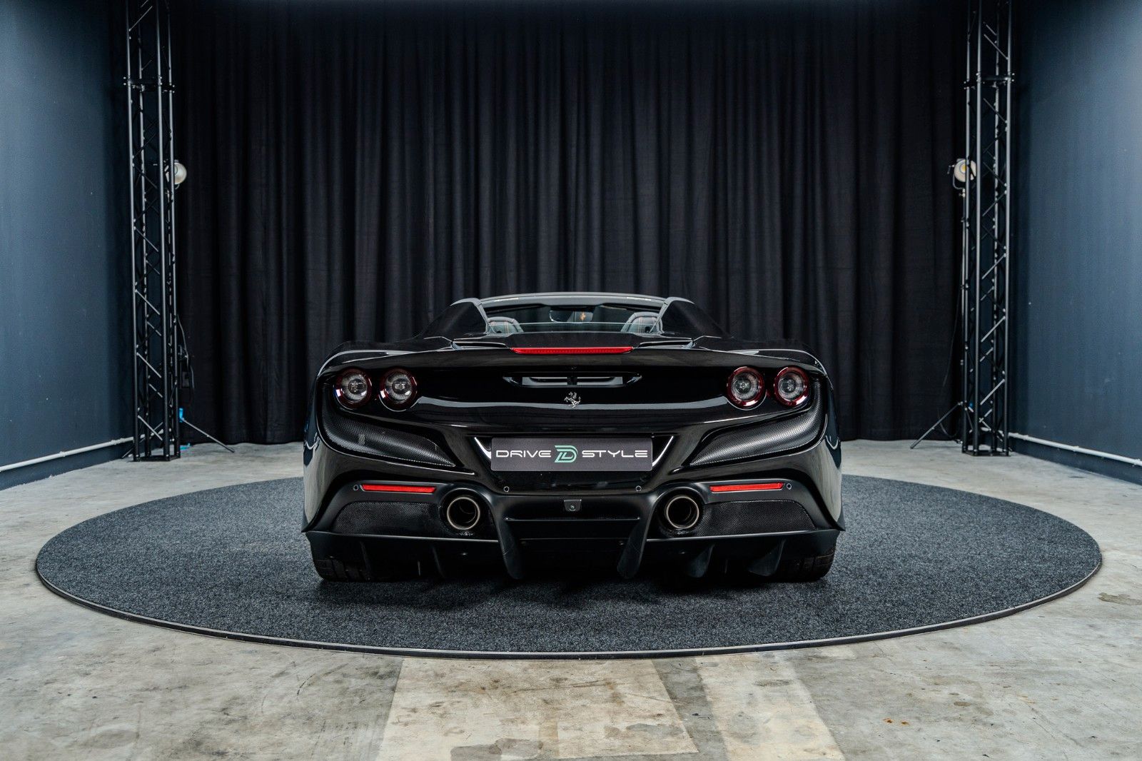 Fahrzeugabbildung Ferrari F8 Spider + Nero Daytona + Carbon + Lift + Garan