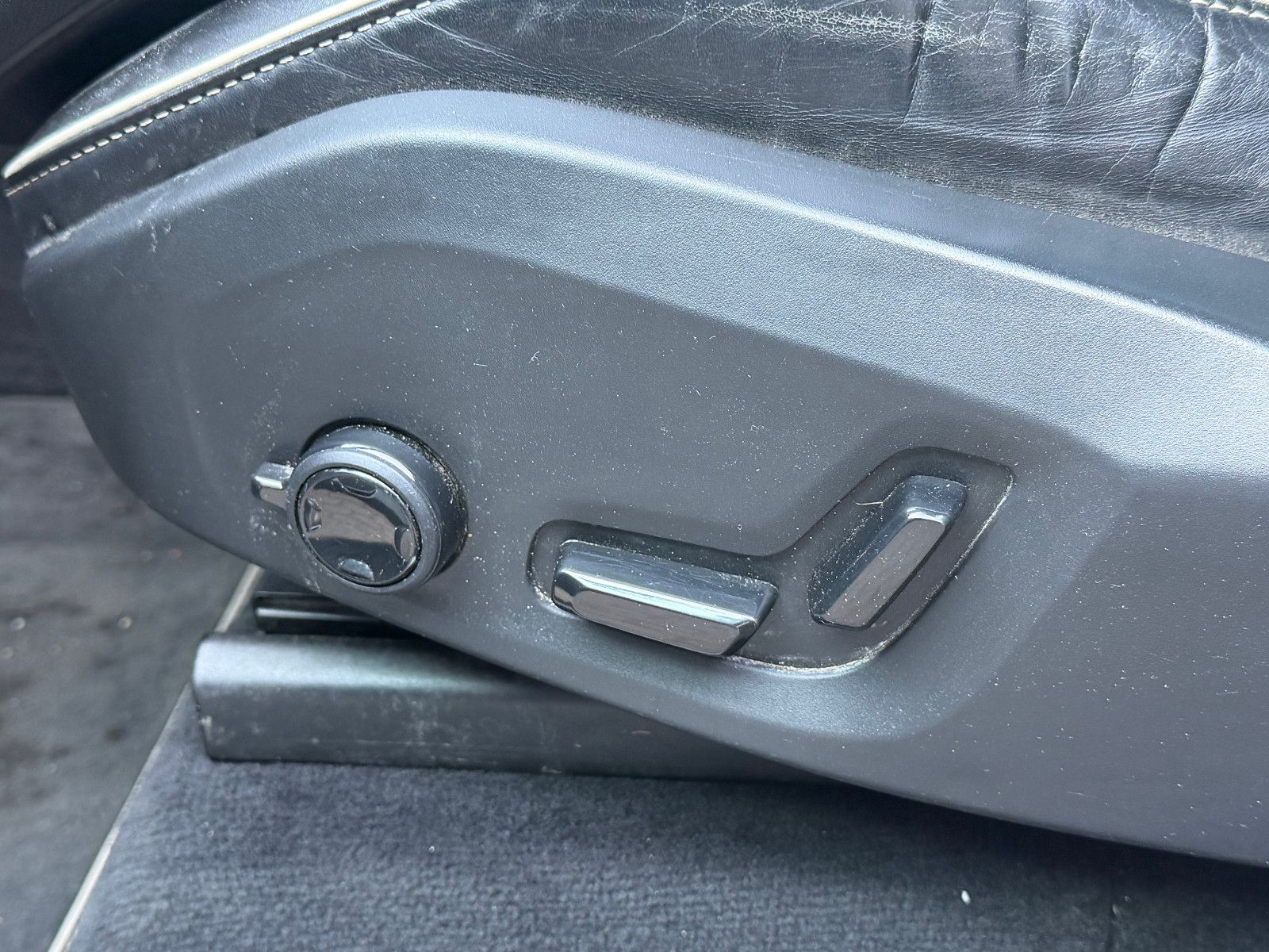 Fahrzeugabbildung Volvo XC90 D5 R Design AWD*LUFT*PANO*STHZ*7Si*MIETKAUF