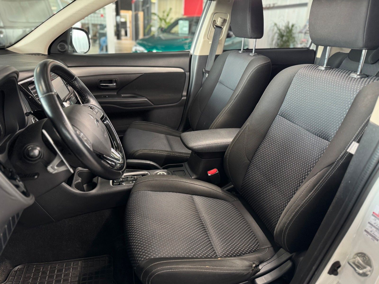 Fahrzeugabbildung Mitsubishi Outlander 2.2 DI-D Plus 4WD  NUR HÄNDLER/GEWERBE