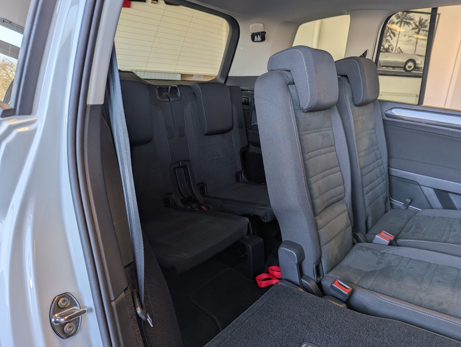 VW Touran 2.0 DSG R-Line High. Pano 7-Si IQ.Dri AHK - Image 16