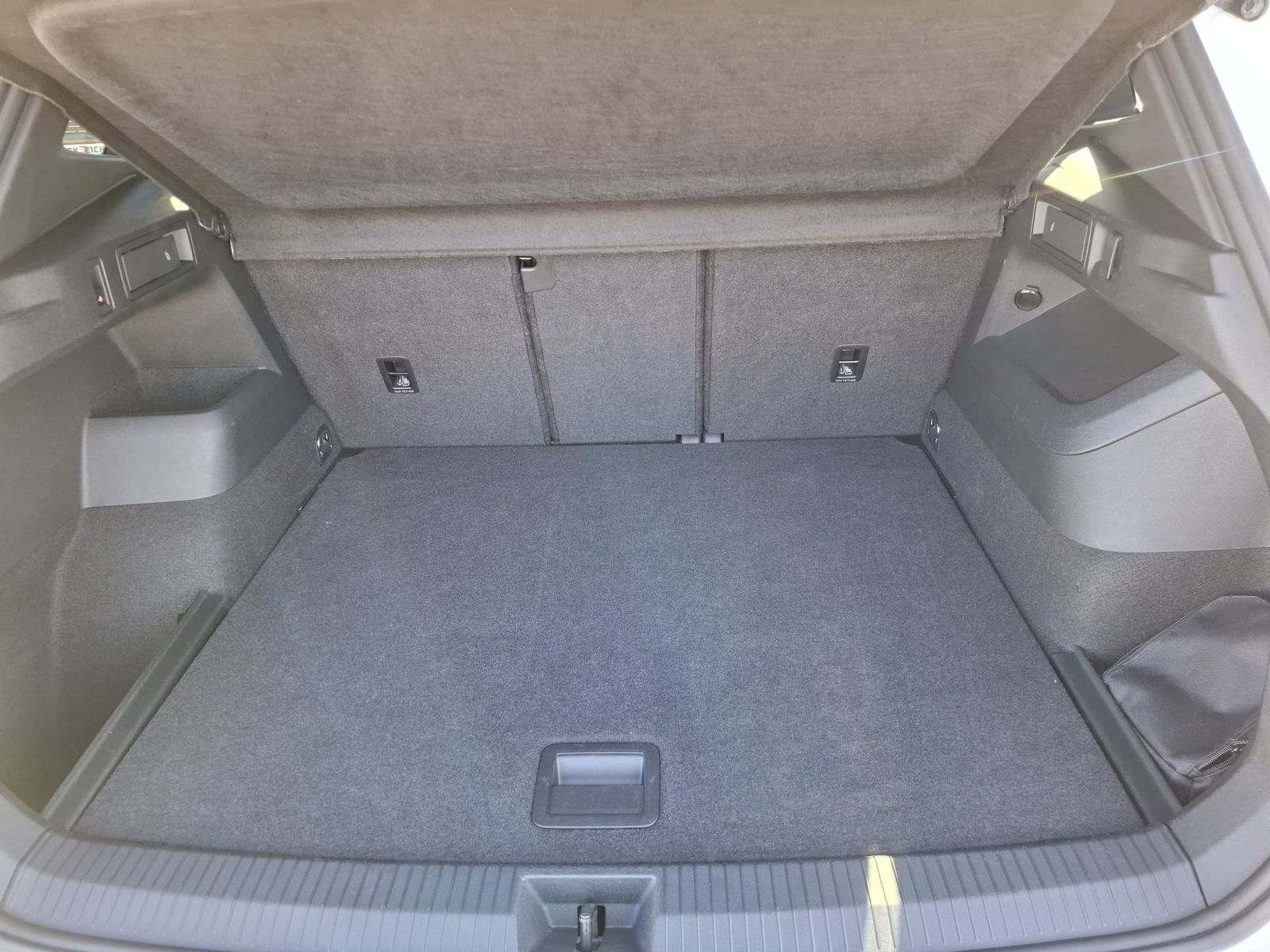 Fahrzeugabbildung Volkswagen Tiguan 2.0 TDI 4M R-Line BLACK*PAN*HK*AHK*MATRIX