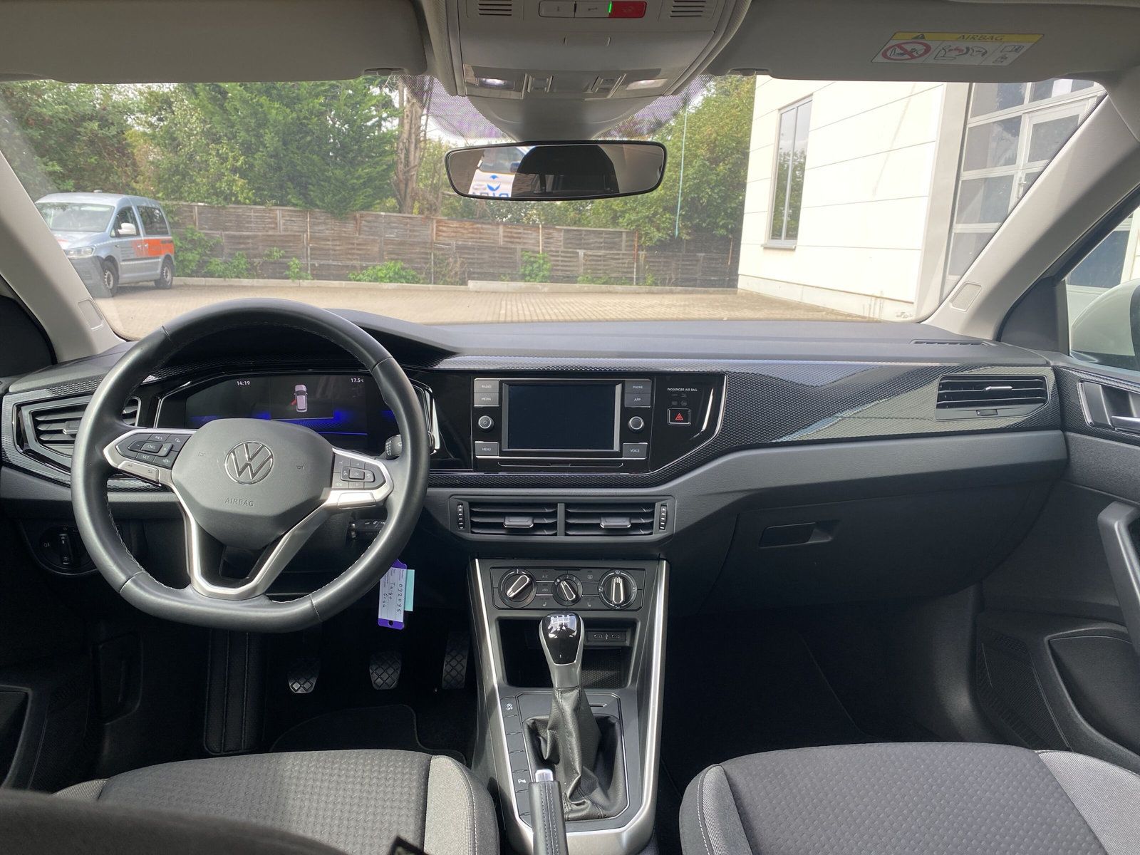 Fahrzeugabbildung Volkswagen Taigo 1.0 TSI Life LED APP PDC SHZ LM17