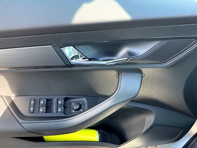 Fahrzeugabbildung SKODA Karoq Clever 1,0 TSI 81 kW