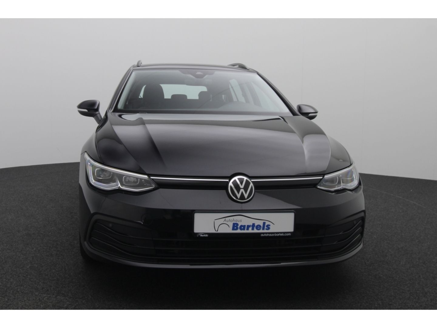 Fahrzeugabbildung Volkswagen Golf VIII Variant Life AHK SHZ ACC