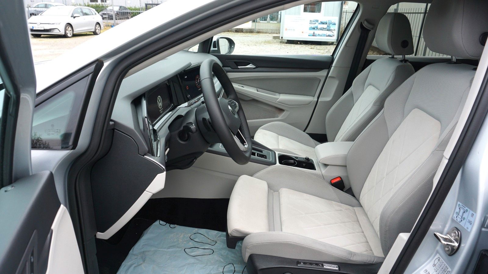 Fahrzeugabbildung Volkswagen Golf VIII Variant Style, Navi,LED,HUD,Kamera +WR