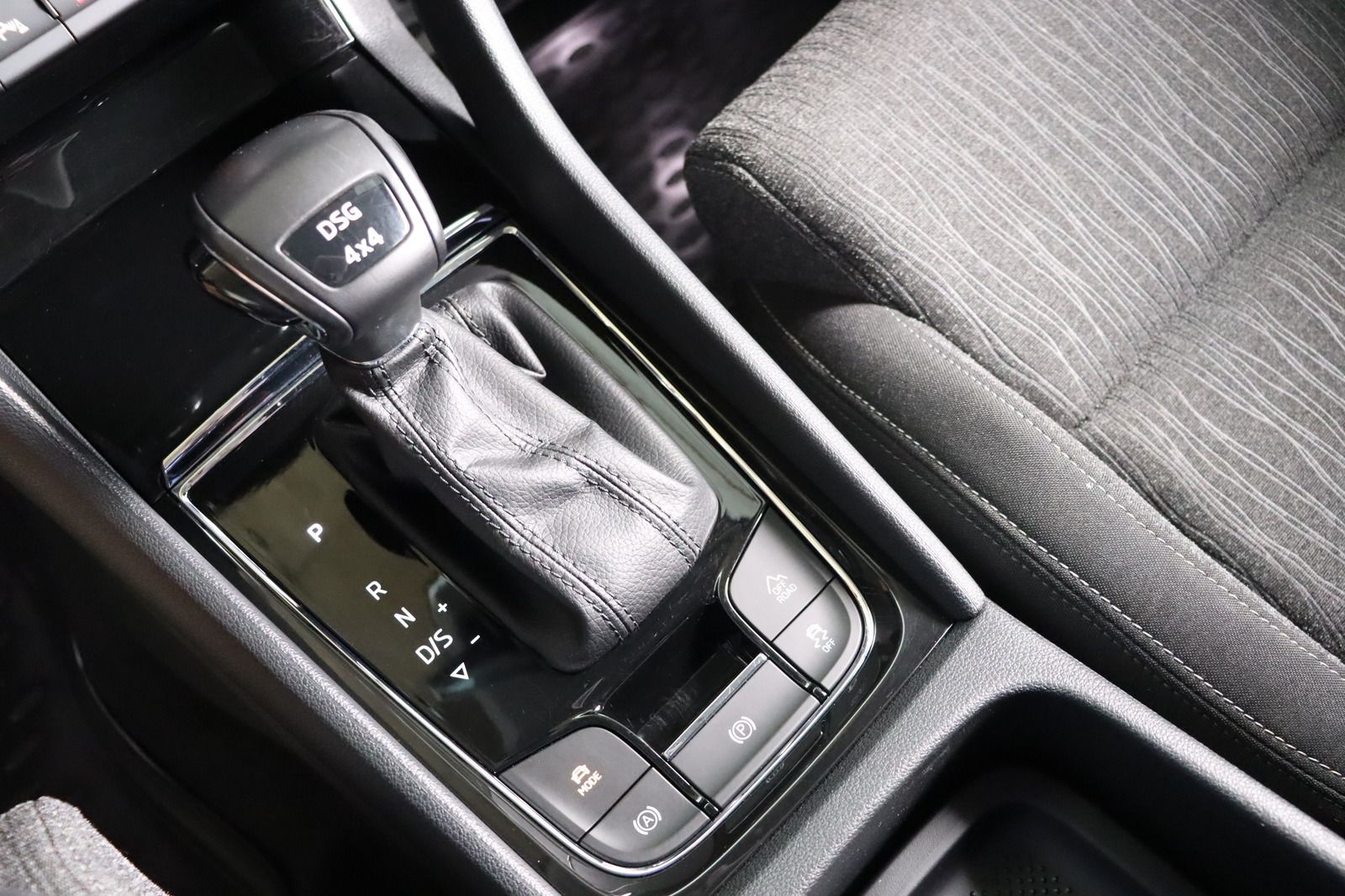 Fahrzeugabbildung SKODA Karoq 4x4 Memory * Navi * DSG * LED * AHK
