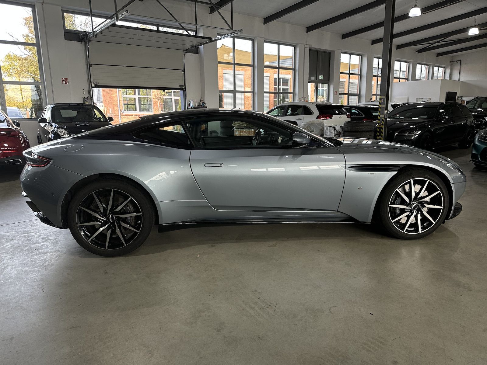 Fahrzeugabbildung Aston Martin DB11 V 12 AML Special Colour/Black-Tech-Pack/