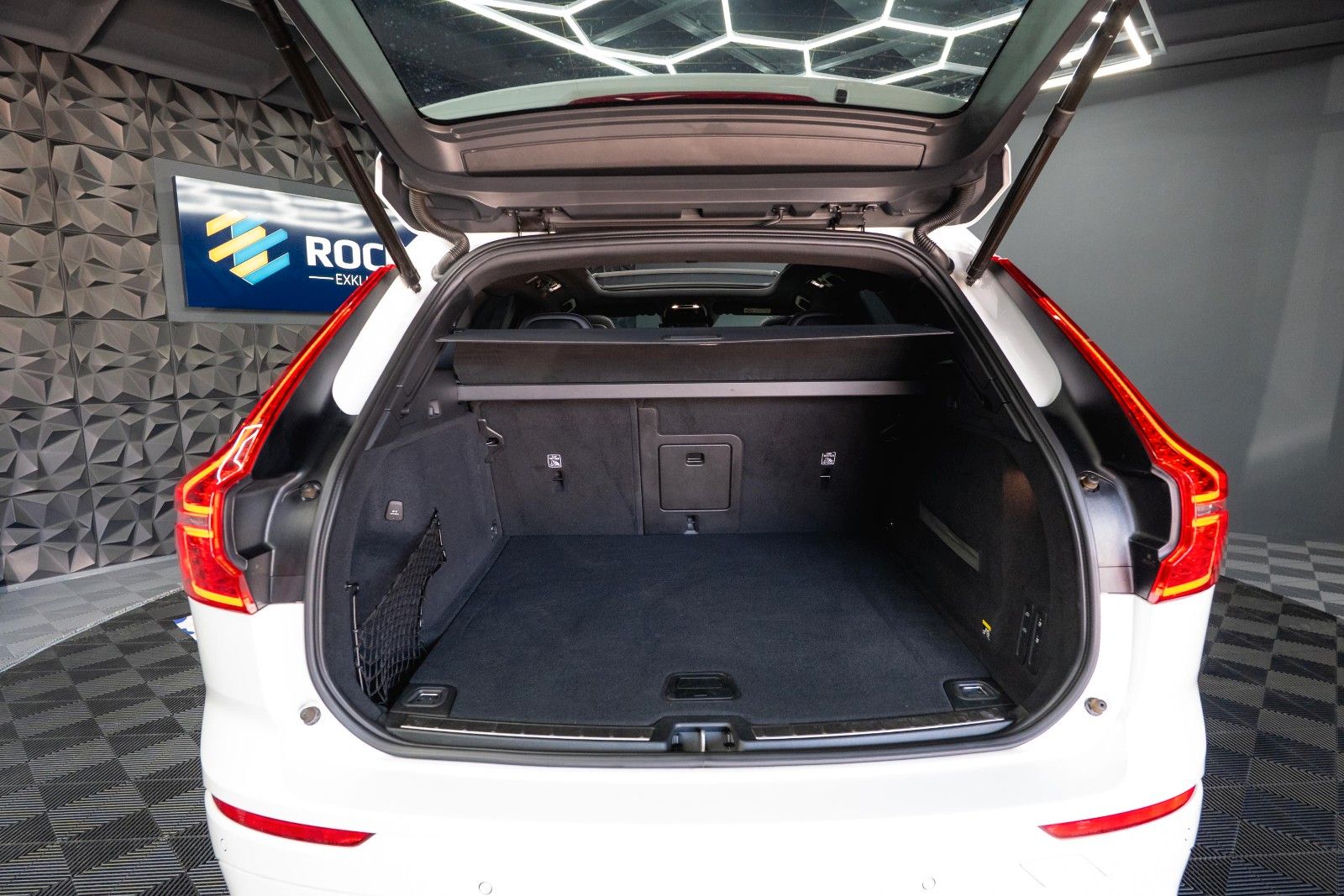 Fahrzeugabbildung Volvo XC60 R Design AWD | ACC | Pano | B&W | LED | 21`