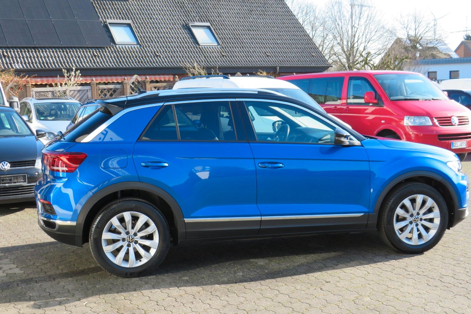 Fahrzeugabbildung Volkswagen T-Roc SPORT PANO AHK LED NAVI ACC PDC SITZH. 1.H